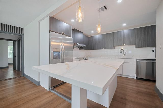 6058 Lyndhurst Drive, Houston, TX 77033