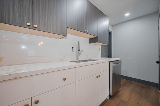 6058 Lyndhurst Drive, Houston, TX 77033