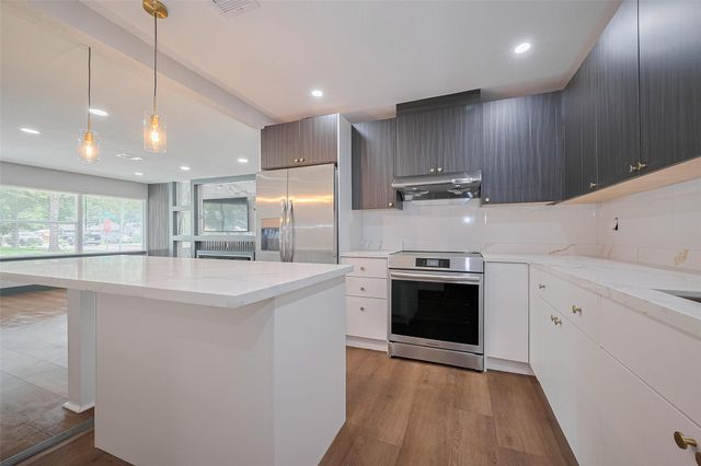 6058 Lyndhurst Drive, Houston, TX 77033