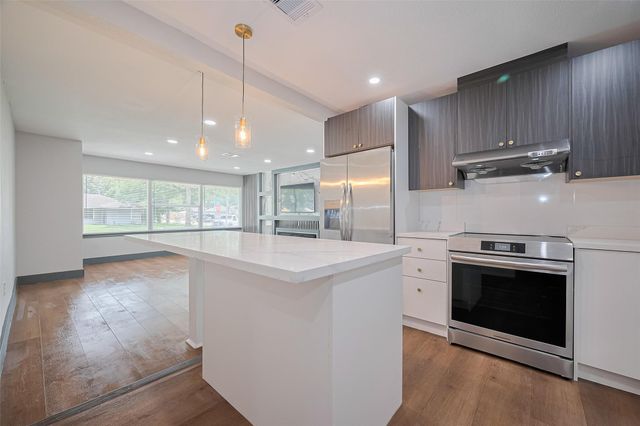 6058 Lyndhurst Drive, Houston, TX 77033