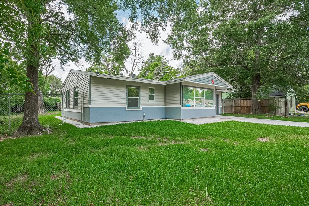 6058 Lyndhurst Drive, Houston, TX 77033