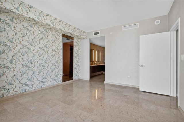 88 SW 7th St 2402, Miami, FL 33130