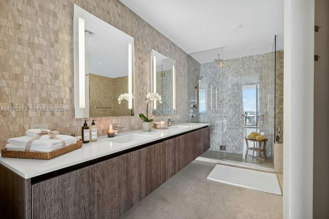 88 SW 7th St 2402, Miami, FL 33130