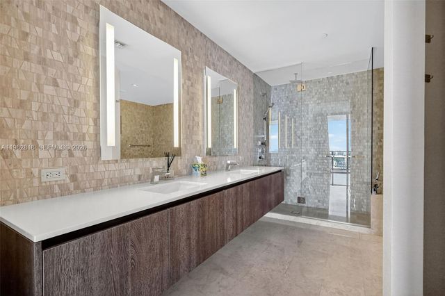 88 SW 7th St 2402, Miami, FL 33130