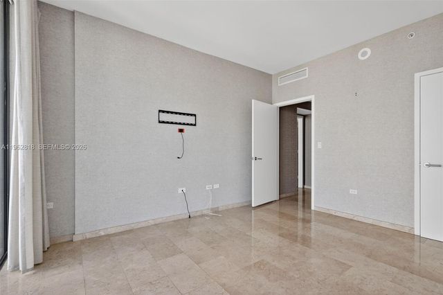 88 SW 7th St 2402, Miami, FL 33130