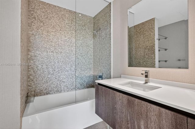 88 SW 7th St 2402, Miami, FL 33130