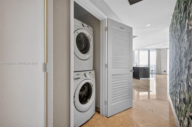 88 SW 7th St 2402, Miami, FL 33130