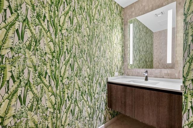 88 SW 7th St 2402, Miami, FL 33130