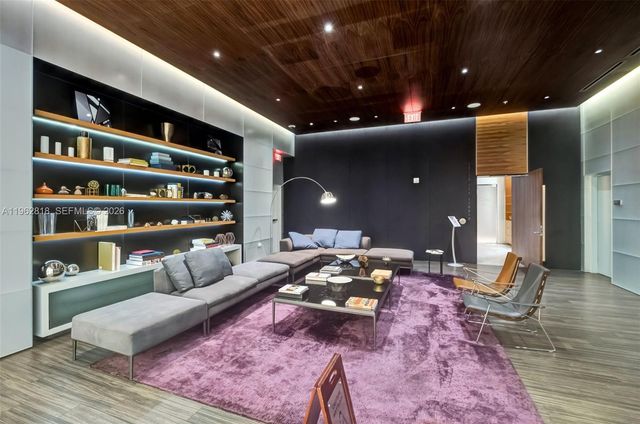 88 SW 7th St 2402, Miami, FL 33130