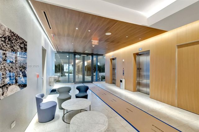 88 SW 7th St 2402, Miami, FL 33130