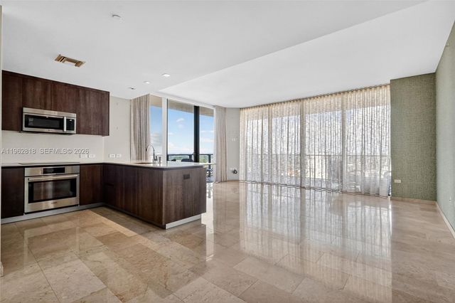 88 SW 7th St 2402, Miami, FL 33130