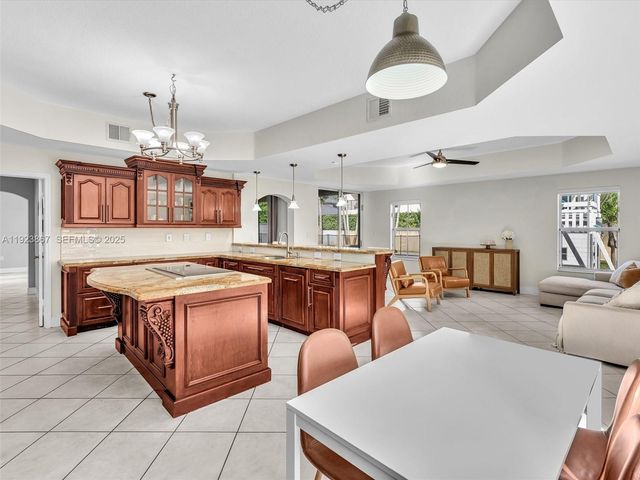 8123 NW 161st Ter, Miami Lakes, FL 33016