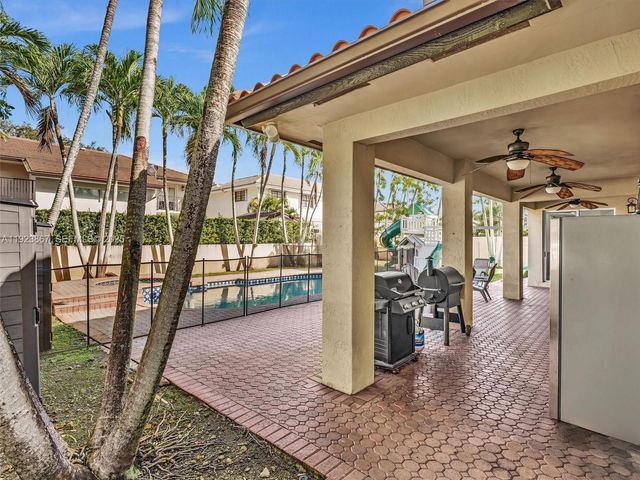 8123 NW 161st Ter, Miami Lakes, FL 33016