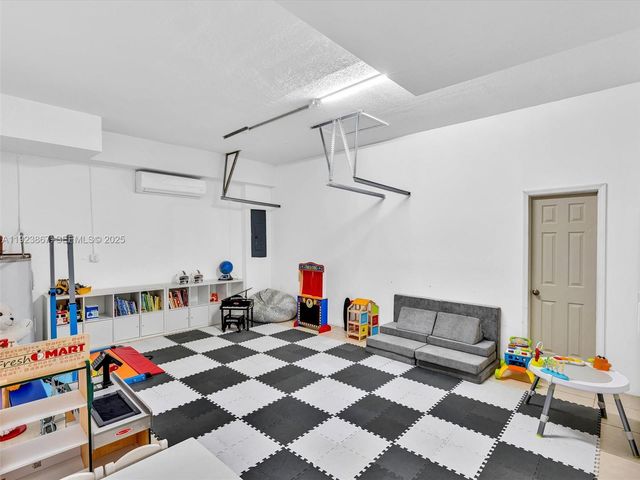 8123 NW 161st Ter, Miami Lakes, FL 33016