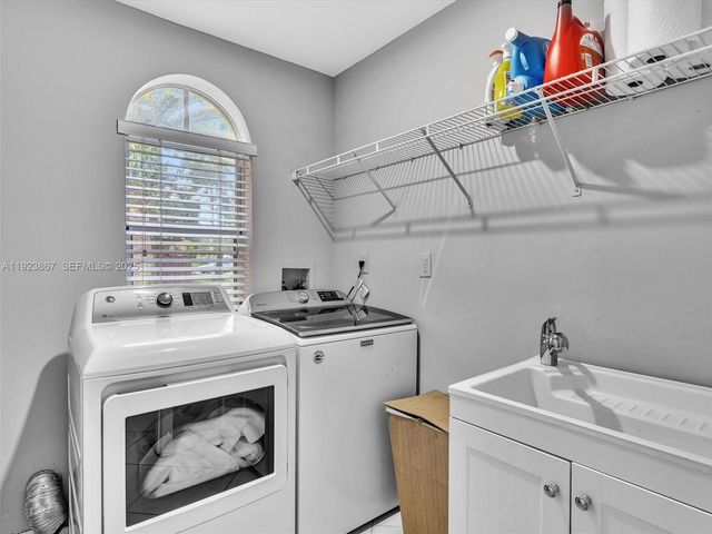 8123 NW 161st Ter, Miami Lakes, FL 33016