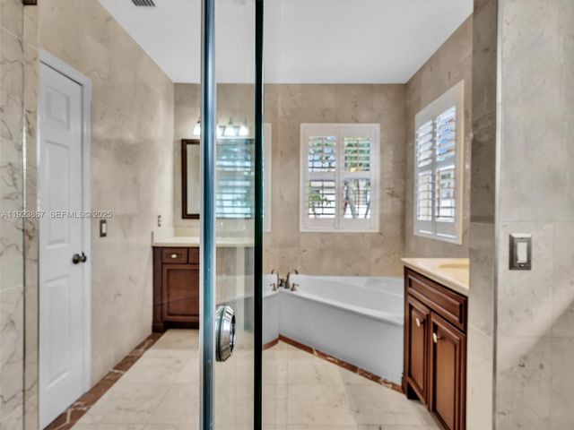 8123 NW 161st Ter, Miami Lakes, FL 33016