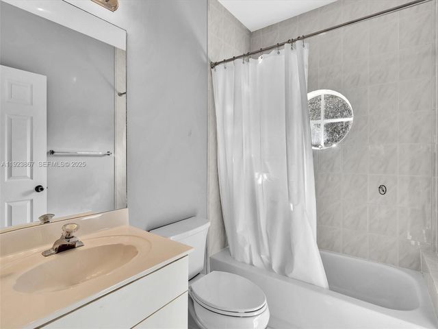 8123 NW 161st Ter, Miami Lakes, FL 33016