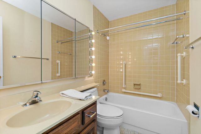 287 Deer Trail Court D, Lake Barrington, IL 60010