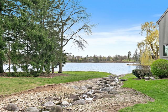 287 Deer Trail Court D, Lake Barrington, IL 60010