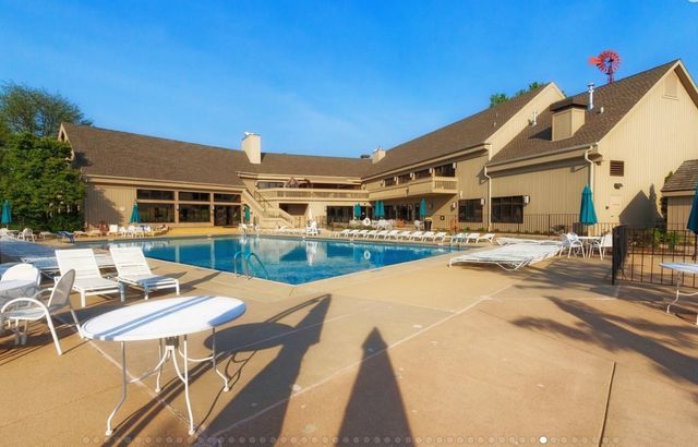 287 Deer Trail Court D, Lake Barrington, IL 60010