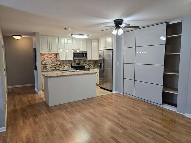 836 E OLD WILLOW Road 109, Prospect Heights, IL 60070