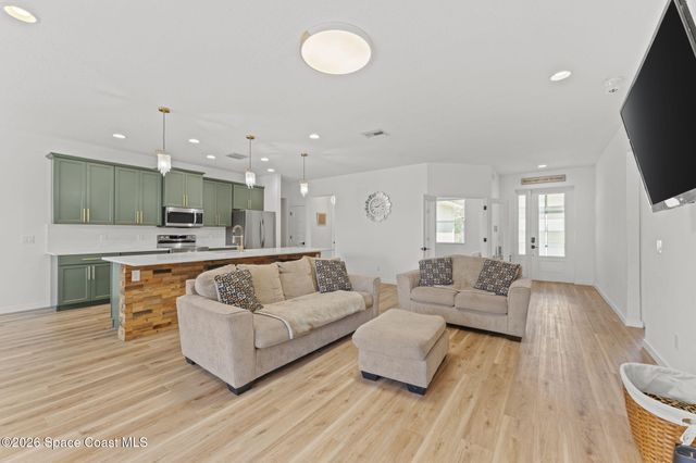 790 Haryestor Avenue SW, Palm Bay, FL 32908