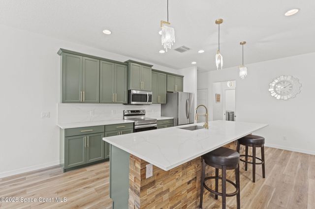 790 Haryestor Avenue SW, Palm Bay, FL 32908