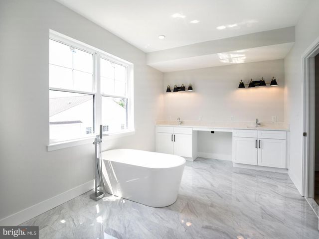 303 FOUNTAIN ST, Philadelphia, PA 19128