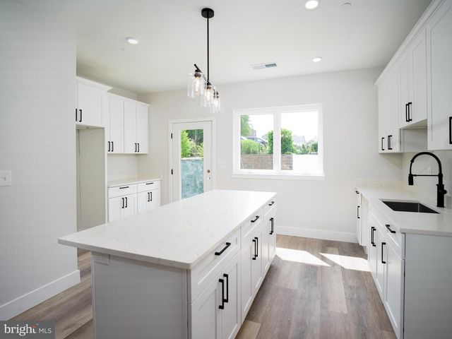 303 FOUNTAIN ST, Philadelphia, PA 19128