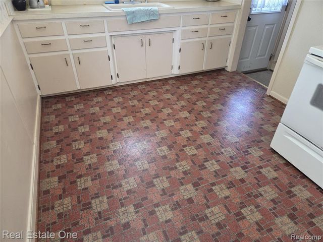 7946 Mckinley Street, Taylor, MI 48180