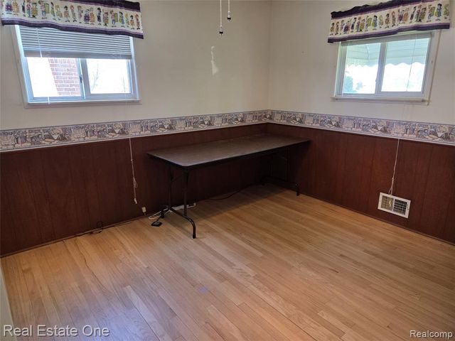 7946 Mckinley Street, Taylor, MI 48180