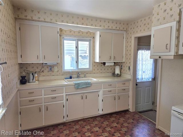 7946 Mckinley Street, Taylor, MI 48180
