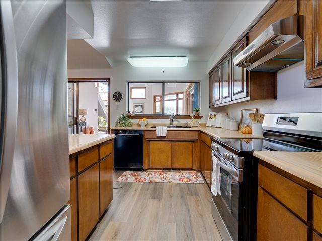 382 Catherine, White Rock, NM 87547