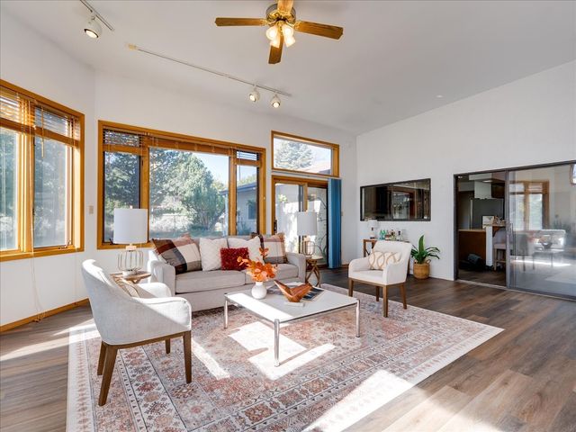 382 Catherine, White Rock, NM 87547