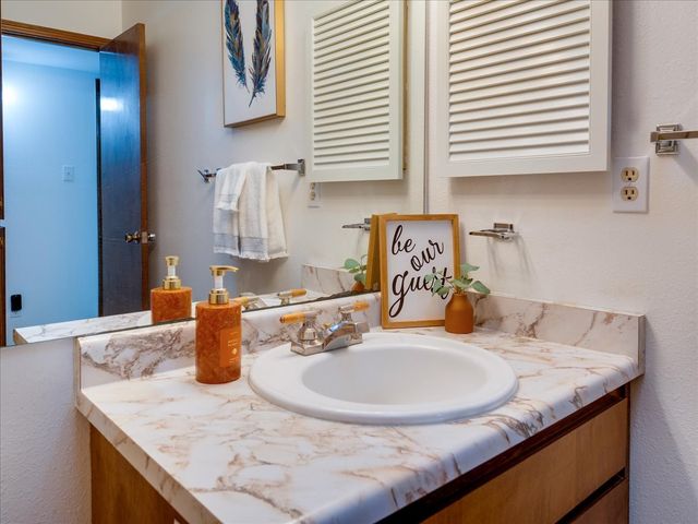 382 Catherine, White Rock, NM 87547