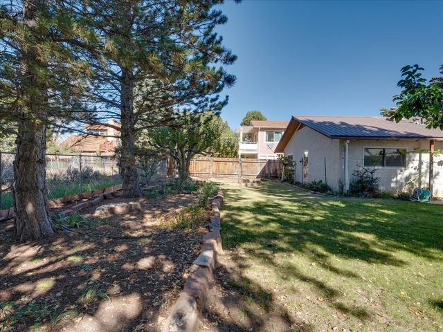 382 Catherine, White Rock, NM 87547
