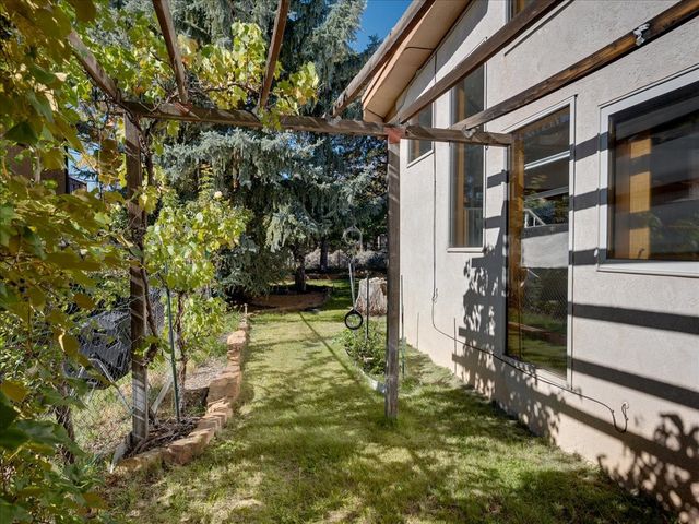 382 Catherine, White Rock, NM 87547