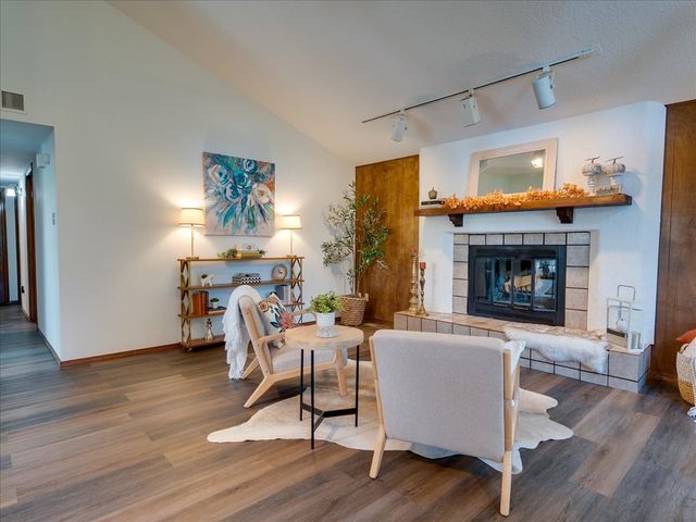 382 Catherine, White Rock, NM 87547