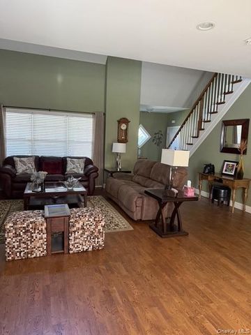 47 Stoneleigh Drive, Riverhead, NY 11901