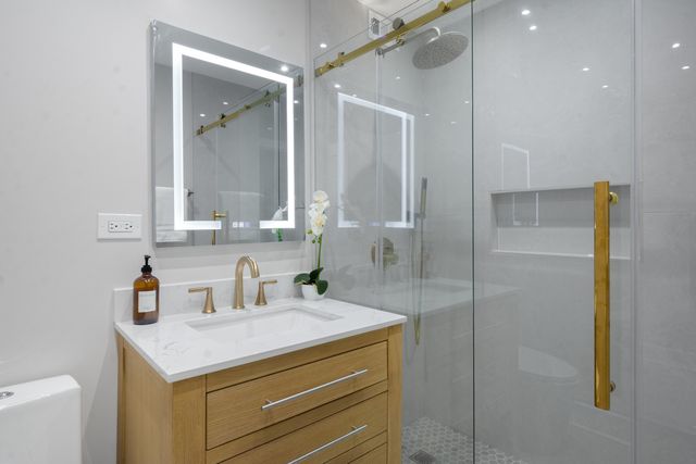 1255 N Sandburg Terrace 1707, Chicago, IL 60610