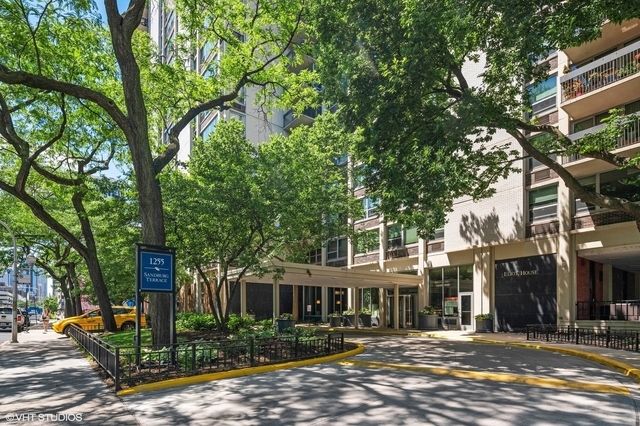 1255 N Sandburg Terrace 1707, Chicago, IL 60610