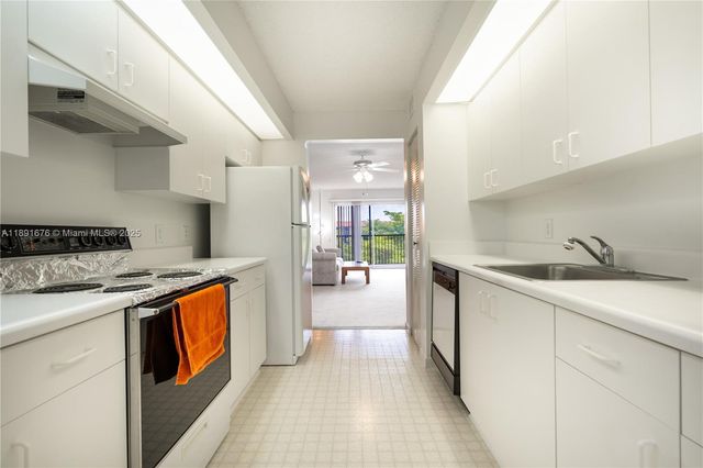 13700 SW 11th St 309A, Pembroke Pines, FL 33027