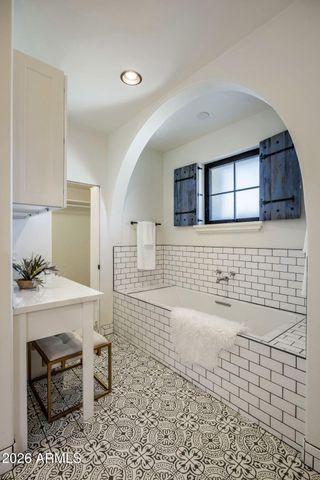 8127 E DEL CAPITAN Drive, Scottsdale, AZ 85258