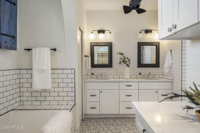 8127 E DEL CAPITAN Drive, Scottsdale, AZ 85258