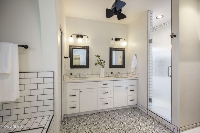 8127 E DEL CAPITAN Drive, Scottsdale, AZ 85258