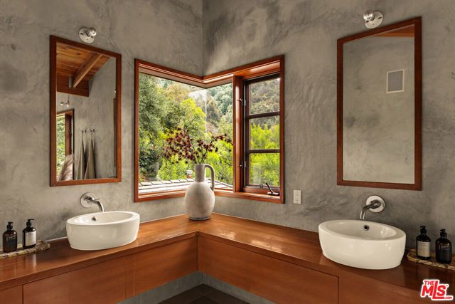 2424 Nichols Canyon Road, Los Angeles, CA 90046