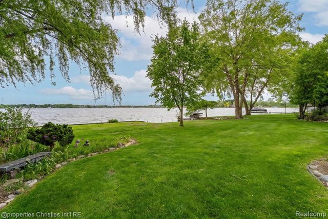 2825 Sylvan Shores Drive, Waterford, MI 48328