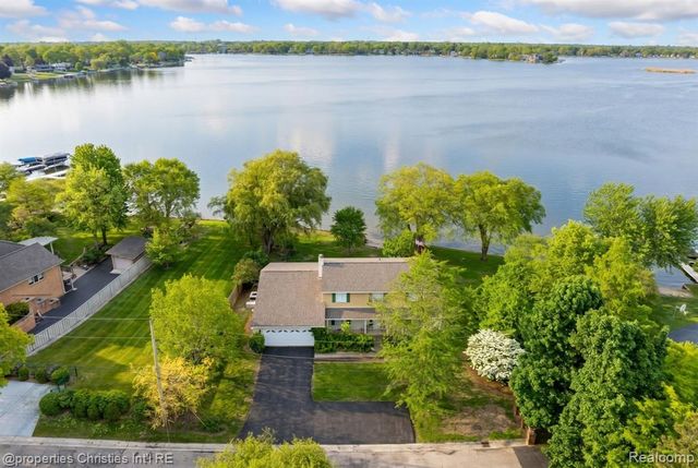 2825 Sylvan Shores Drive, Waterford, MI 48328