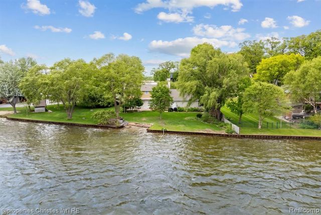 2825 Sylvan Shores Drive, Waterford, MI 48328