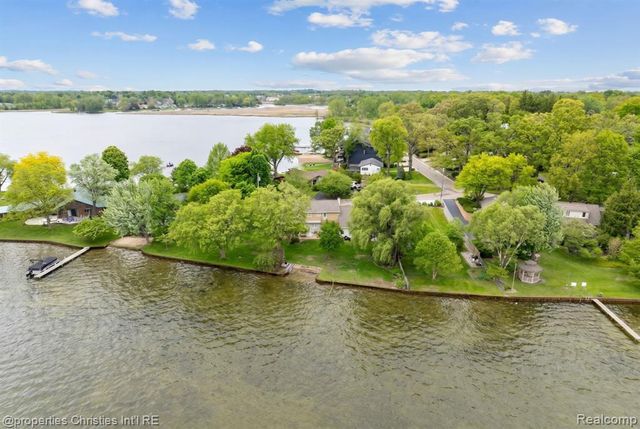 2825 Sylvan Shores Drive, Waterford, MI 48328